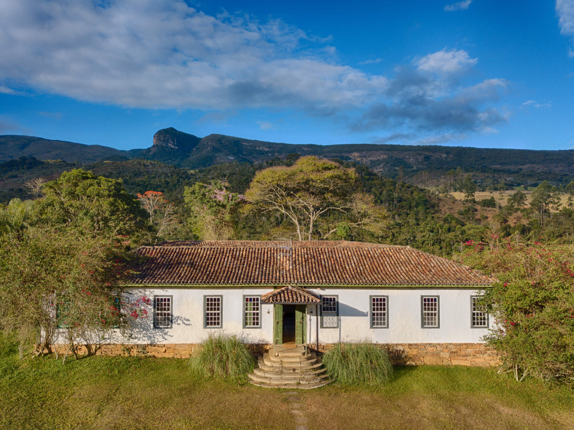 A sede da Fazenda do Engenho, casarão branco de janelas azuis