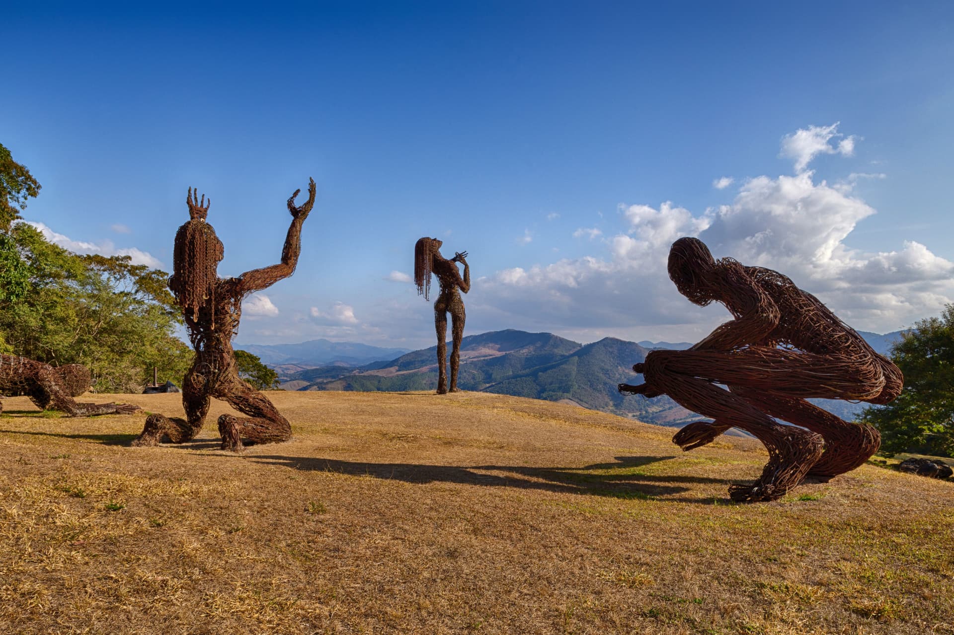 Esculturas monumentais de vime em diálogo com a paisagem do Ibiti