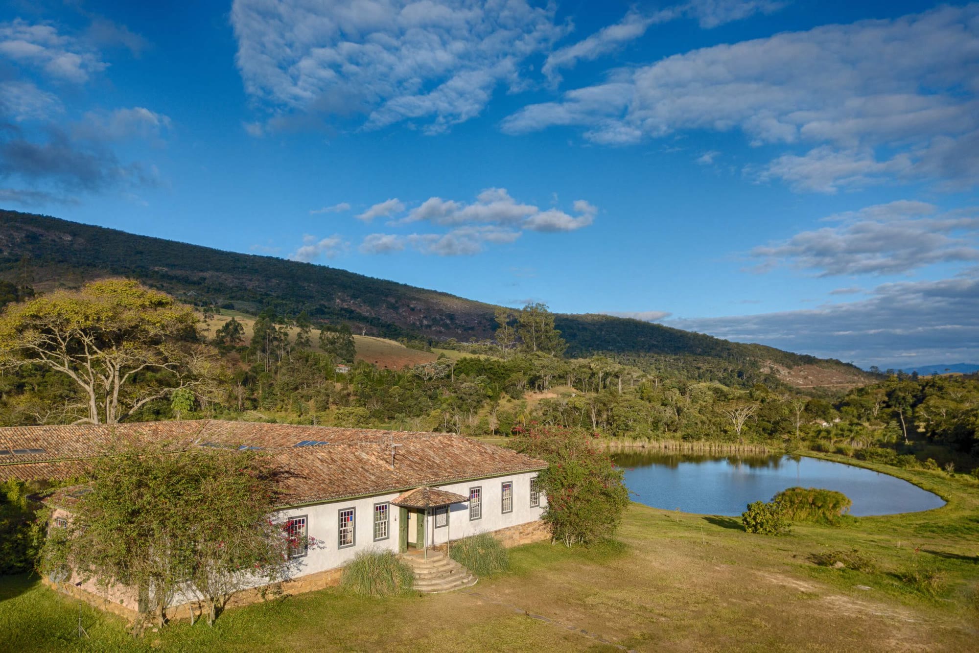 O Engenho Lodge e o lago em frente ao casarão