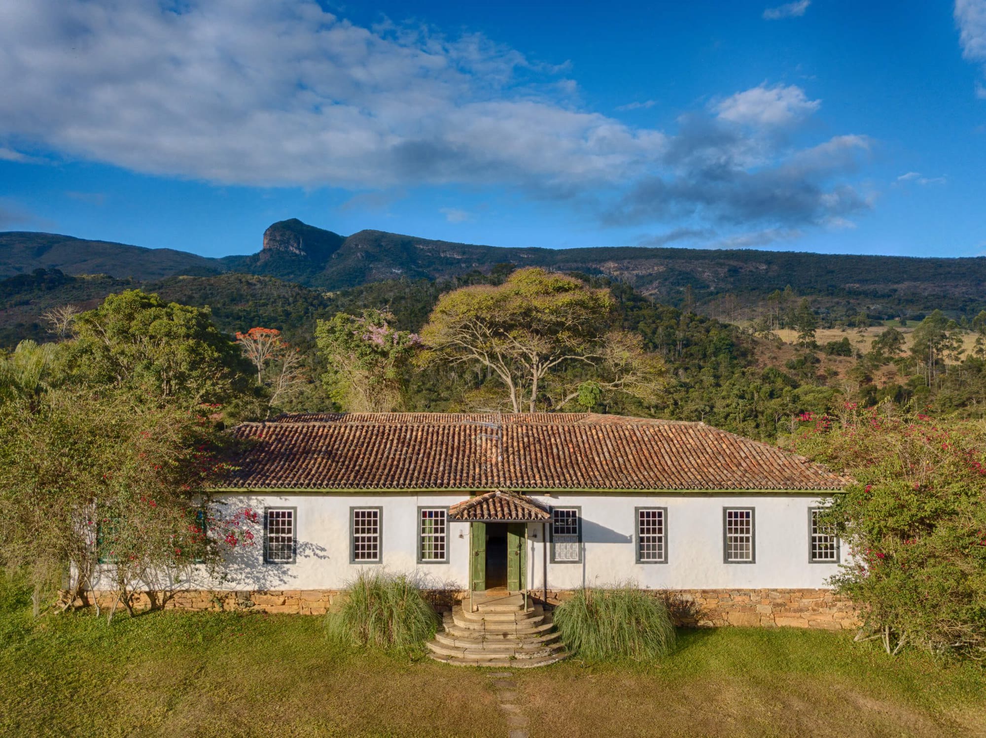 O casarão do Engenho Lodge, com a serra ao fundo