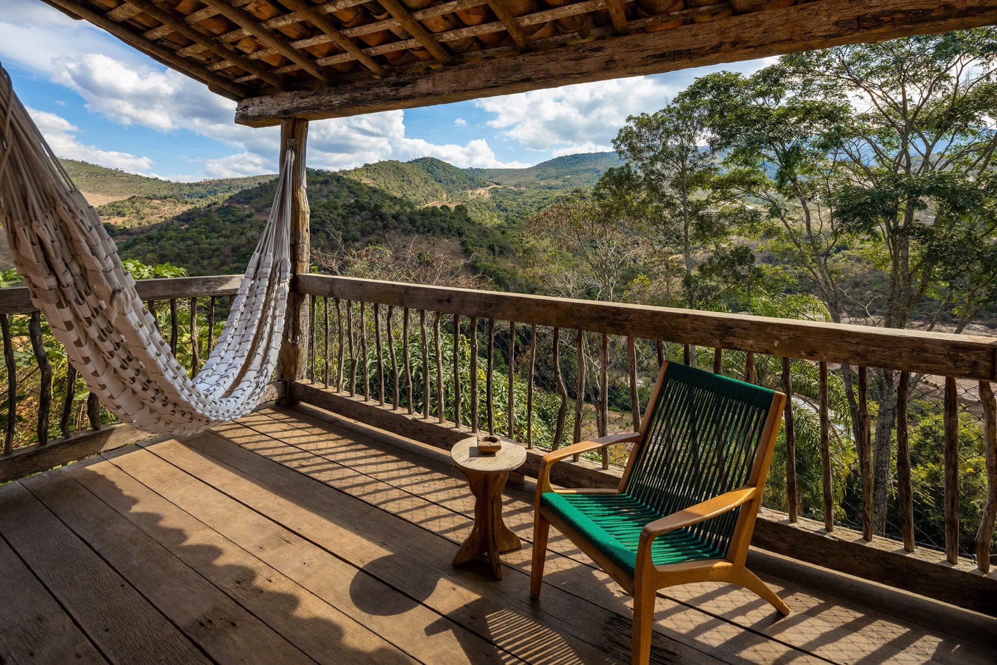 Varanda da Casa Guimarães Rosa, com rede e vista para o vale