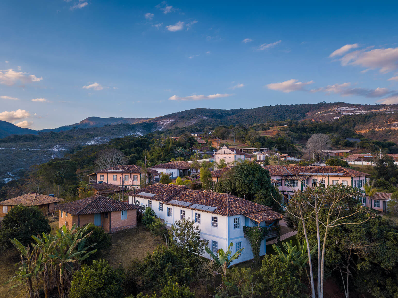 Casarões da Vila do Mogol ao entardecer